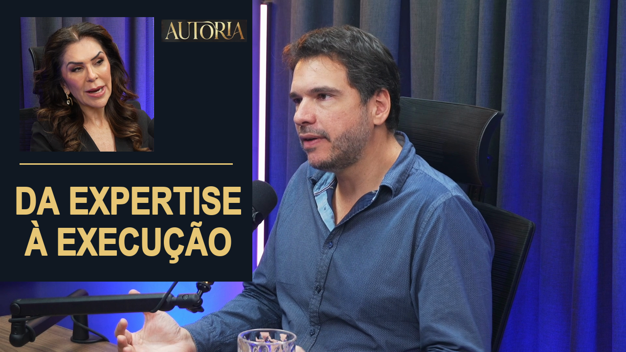 Fernando Palacios fala ao microfone no estúdio do Podcast Autoria, com Raigna Vasconcelos em destaque e a frase Da expertise à execução